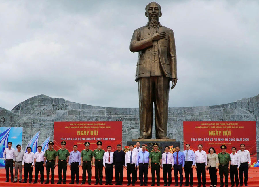 Phó Thủ tướng Thường trực Phạm Gia Túc và các đại biểu trung ương, địa phương chụp ảnh lưu niệm dưới tượng đài Chủ tịch Hồ Chí Minh tại Quảng trường Hồ Chí Minh (đặc khu Phú Quốc, An Giang).