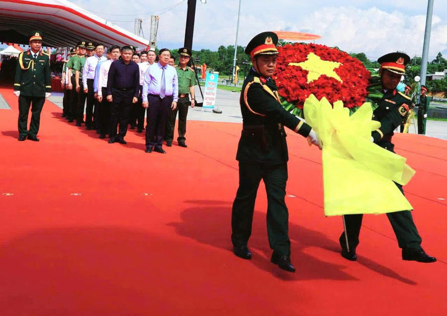 Phó Thủ tướng Thường trực Phạm Gia Túc và Đoàn công tác dâng hoa tưởng niệm Chủ tịch Hồ Chí Minh tại Quảng trường Hồ Chí Minh, Đặc khu Phú Quốc (An Giang).