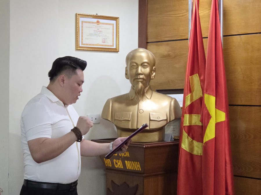 Đảng viên mới Nguyễn Xuân Trường tuyên thệ