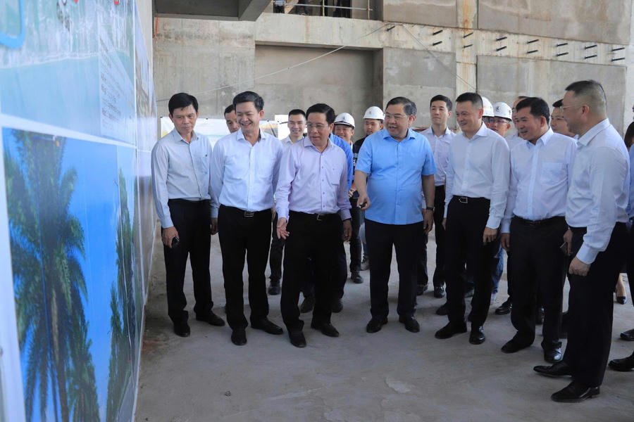Phó Thủ tướng Thường trực Chính phủ Phạm Gia Túc cùng lãnh đạo Tỉnh ủy, UBND tỉnh An Giang kiểm tra tiến độ một số công trình, dự án trọng điểm phục vụ APEC. Phó Thủ tướng Thường trực Chính phủ Phạm Gia Túc cùng lãnh đạo Tỉnh ủy, UBND tỉnh An Giang kiểm tra tiến độ một số công trình, dự án trọng điểm phục vụ APEC.