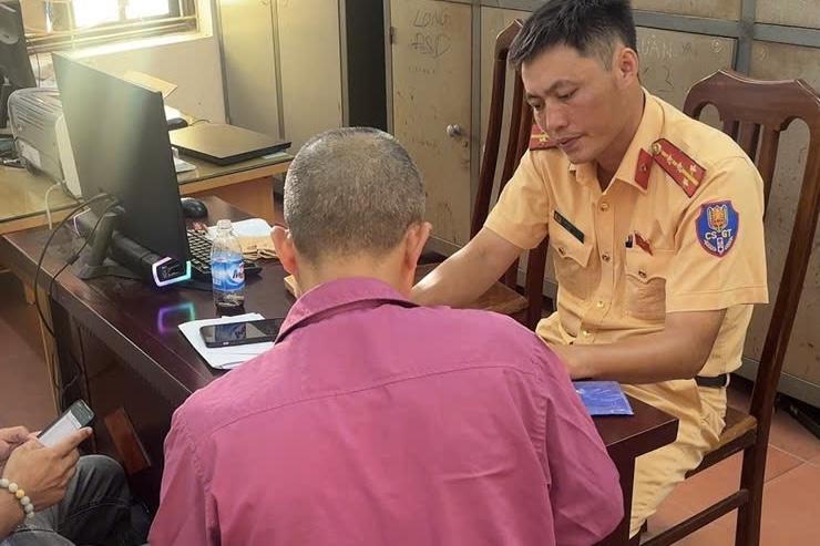 CSGT làm việc, xử lý tài xế xe buýt vi phạm.