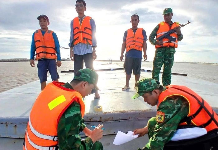 Bộ đội Biên phòng Vĩnh Long vừa tạm giữ một phương tiện thủy nội địa chở hơn 500 tấn phân URE không rõ nguồn gốc.