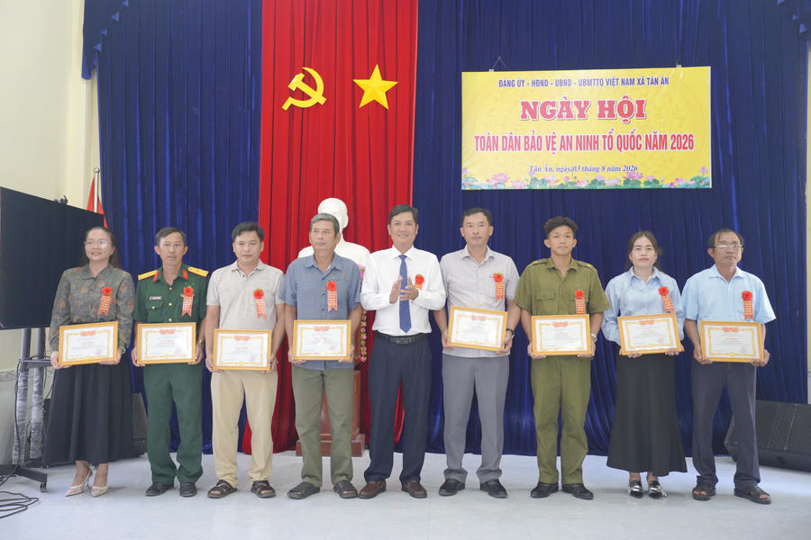 Ông Nguyễn Bắc Ái - Phó Bí thư Đảng ủy, Chủ tịch UBND xã Tân Ân, trao Giấy khen cho các cá nhân có thành tích trong phong trào toàn dân bảo vệ an ninh Tổ quốc.