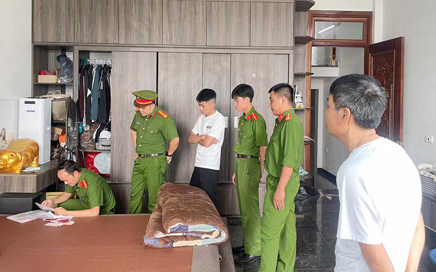 Cơ quan Công an tiến hành khám xét nơi ở của các đối tượng tham gia cá cược.