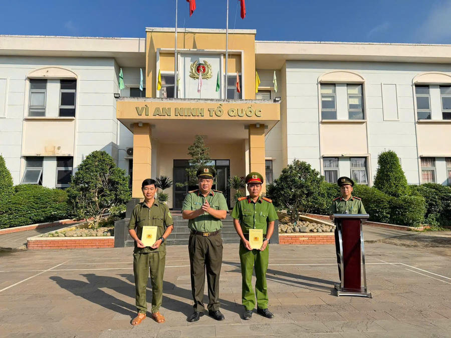 Biểu dương, khen thưởng các tập thể, cá nhân có thành tích xuất sắc.