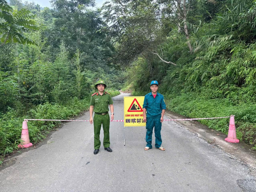 Mưa lớn gây sạt lở, chia cắt đường giao thông tại xã Lùng Tám.