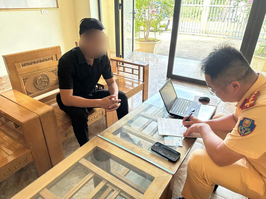 Ông L.V.N. làm việc với lực lượng Cảnh sát giao thông về hành vi vi phạm. (Ảnh: CA Lào Cai).