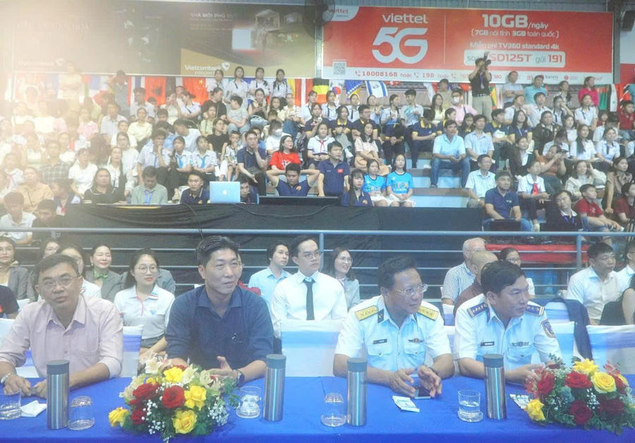 Các đại biểu và nhân dân tham dự buổi lễ.