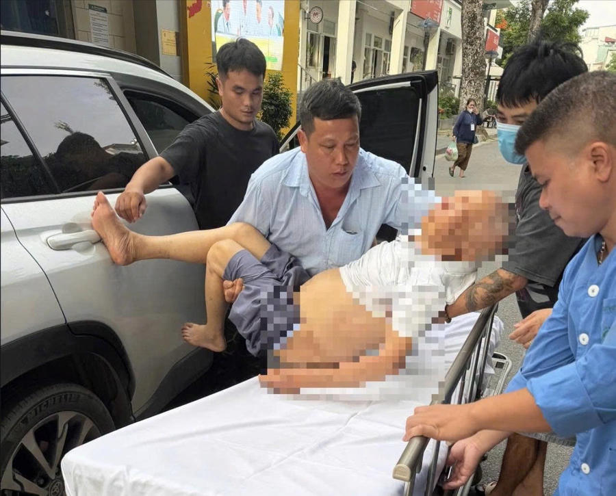 Cụ ông được đưa đến bệnh viện cấp cứu kịp thời.