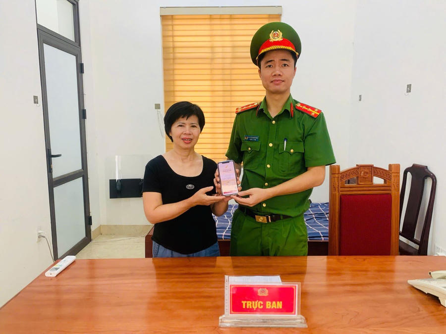 Chị Hường chuyển lại số tiền nhận được do chuyển khoản nhầm.