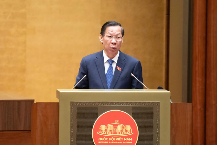 Chủ nhiệm Ủy ban Kinh tế và Tài chính của Quốc hội Phan Văn Mãi trình bày báo cáo tóm tắt thẩm tra dự thảo Nghị quyết. Ảnh: quochoi.vn