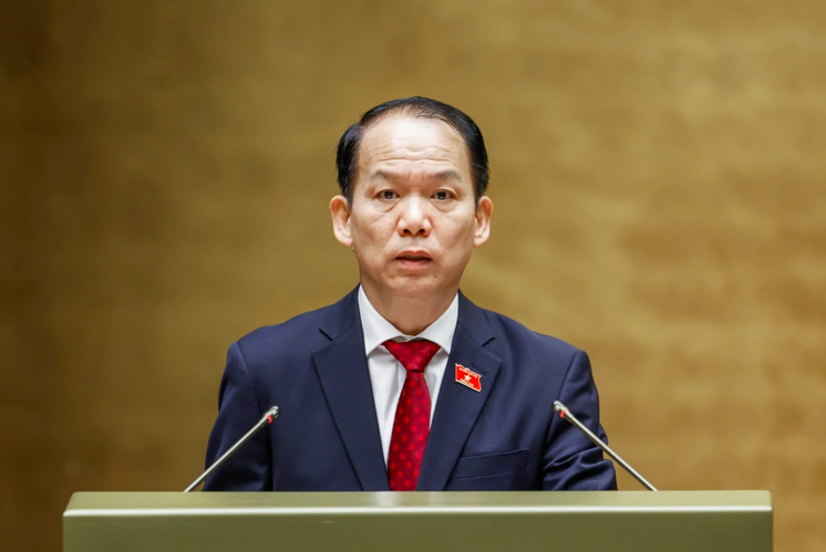 Bộ trưởng Bộ Tư pháp Hoàng Thanh Tùng trình bày tờ trình. Ảnh: Quang Vinh