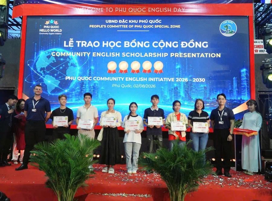Trung tâm đào tạo WEUP trao tặng Voucher miễn phí 1 khoá học tiếng Anh du lịch trị giá 4,5tr đồng cho khán giả may mắn. Ảnh: Khánh Thùy