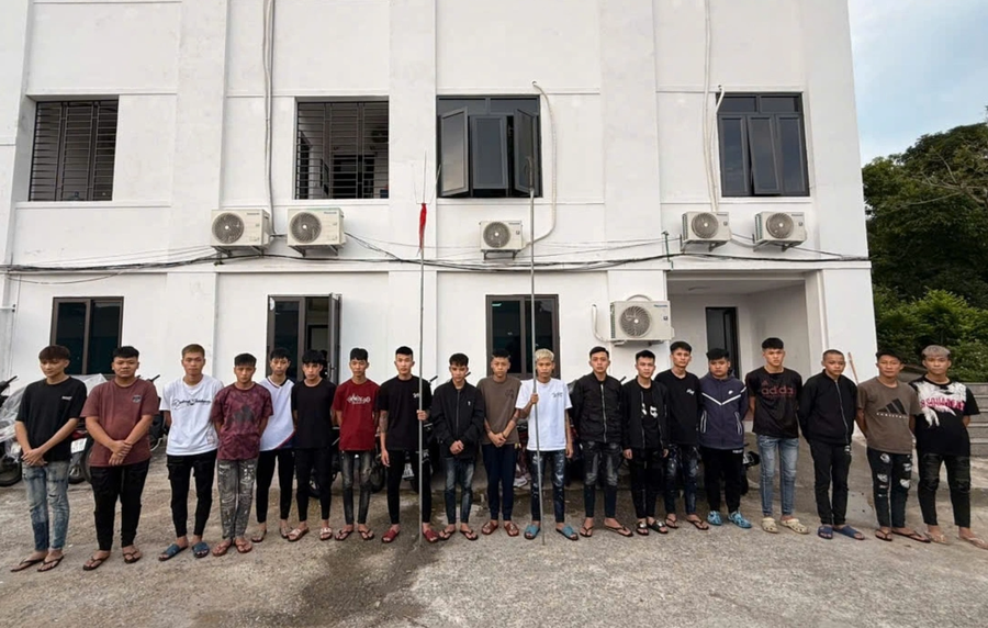 15 đối tượng vừa bị khởi tố về tội Gây rối trật tự công cộng (Ảnh: Công an Phú Thọ).