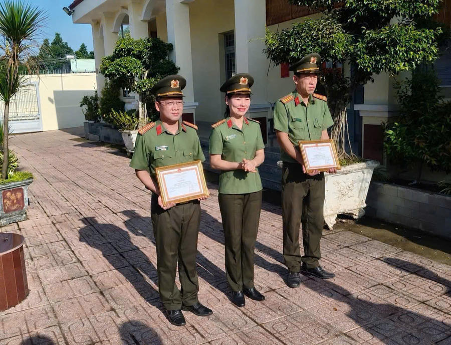 Biểu dương, khen thưởng các tập thể, cá nhân có thành tích xuất sắc.