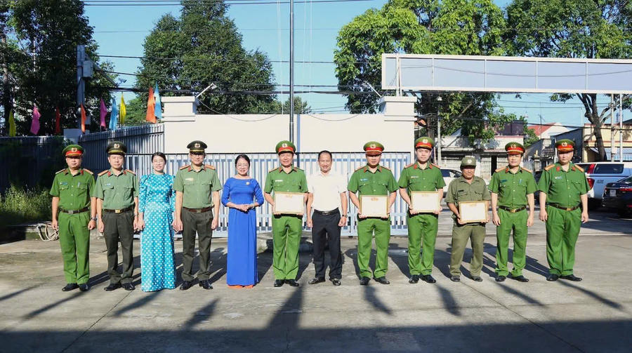 Biểu dương, khen thưởng các tập thể, cá nhân có thành tích xuất sắc.