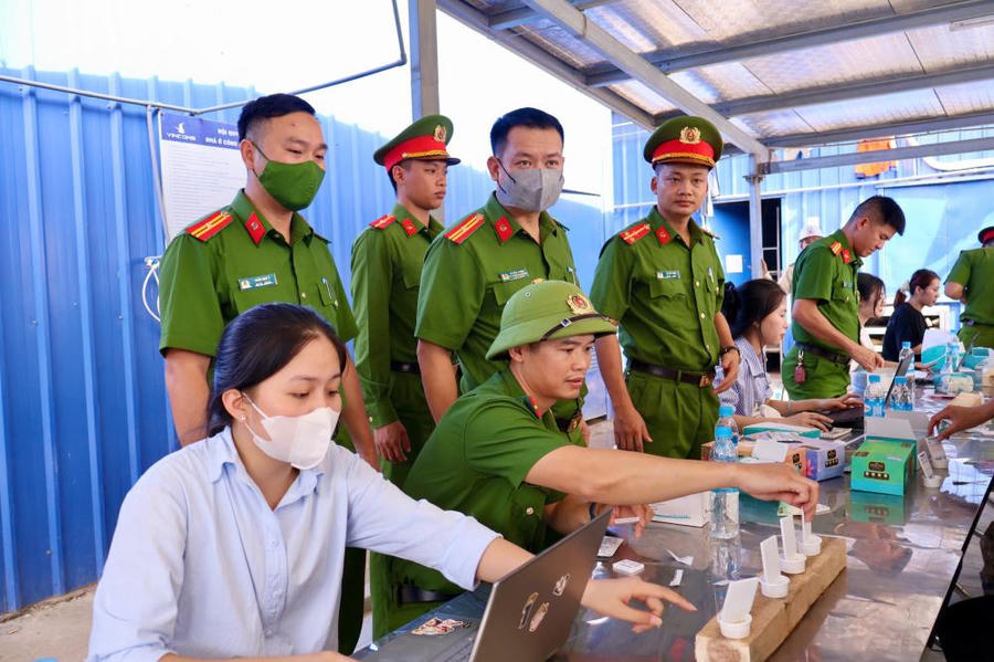 Lấy mẫu xét nghiệm cho các trường hợp.