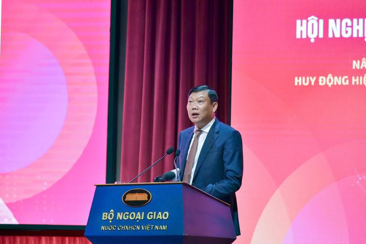 Phó Chủ tịch UBND thành phố Hà Nội Đỗ Anh Tuấn phát biểu tham luận tại Hội nghị. Ảnh: CTTĐT HN