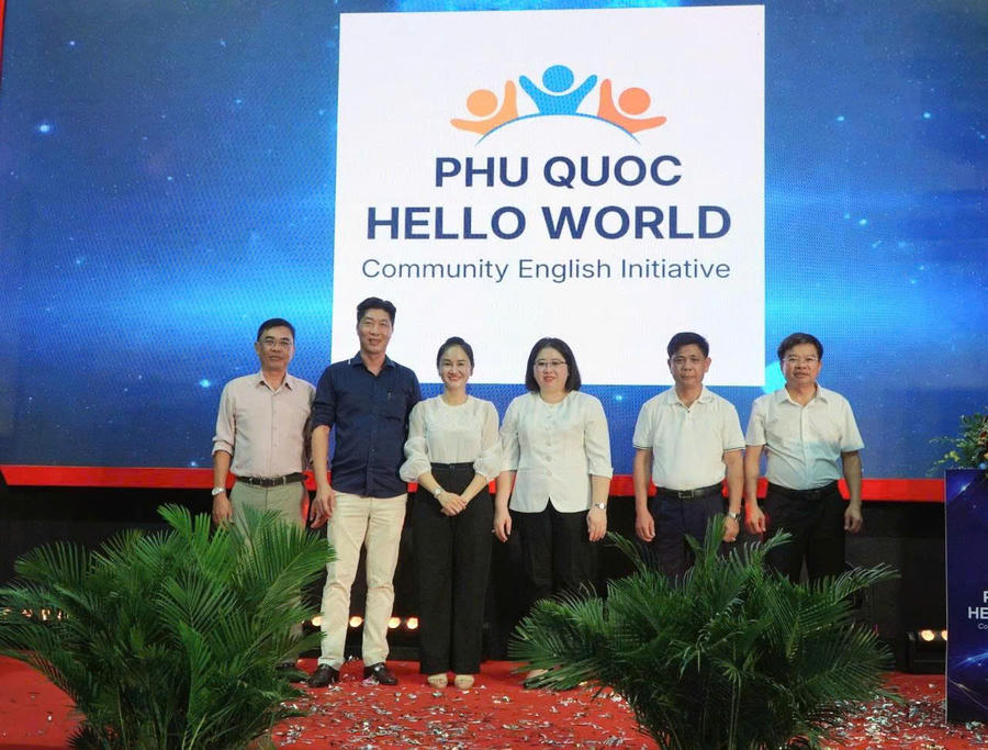 Các đại biểu chụp ảnh lưu niệm tại sự kiện.