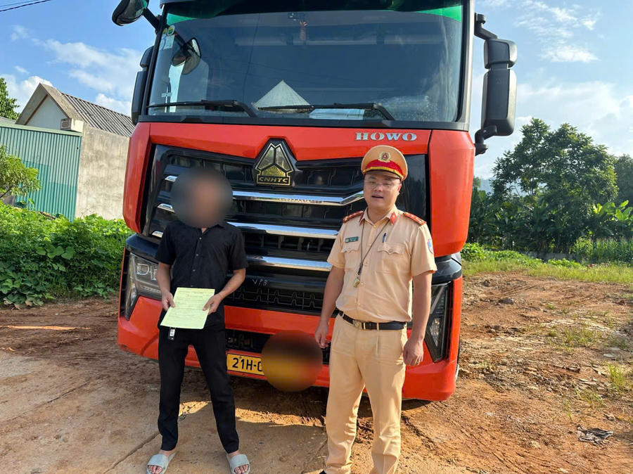 Lực lượng Cảnh sát giao thông lập biên bản vi phạm hành chính đối với người điều khiển phương tiện. (Ảnh: CA Lào Cai).