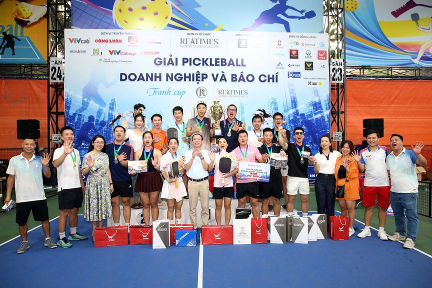 Team Miss Dantal đạt giải Nhất nội dung đồng đội Giải Pickleball Báo chí và Doanh nghiệp tranh cúp Reatimes 2026.