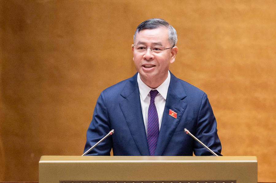 Bộ trưởng Bộ Tài Chính Ngô Văn Tuấn trình bày tóm tắt Tờ trình. Ảnh: quochoi.vn