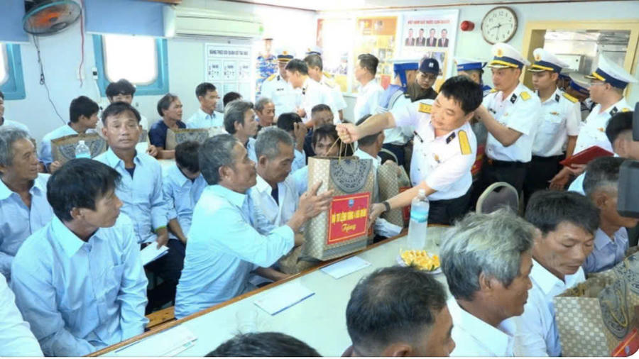 Các đơn vị hỗ trợ cho 33 ngư dân tỉnh Quảng Ngãi gặp nạn trên biển. Ảnh: Vùng 4 Hải quân