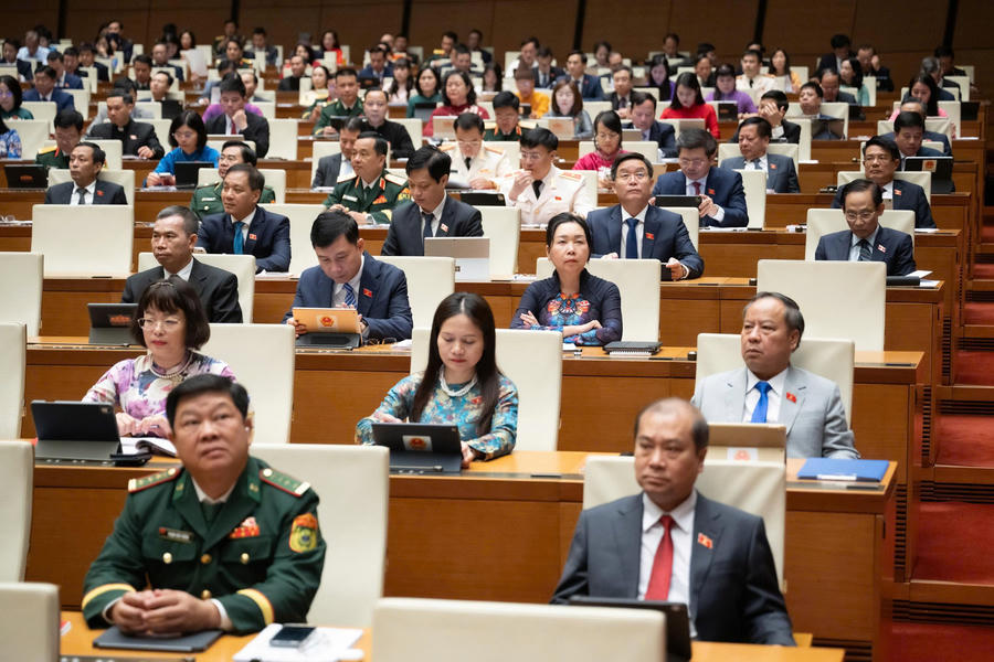 Các đại biểu nghe Báo cáo thẩm tra dự án Luật tại Phiên họp.