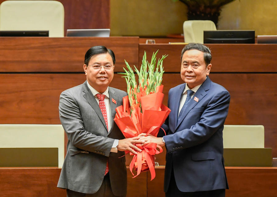 Chủ tịch Quốc hội Trần Thanh Mẫn tặng hoa chúc mừng tân Bộ trưởng Bộ Nội vụ Nguyễn Tiến Hải - Ảnh: VGP
