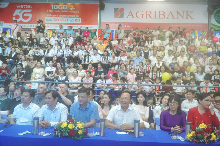 Các đại biểu và đông đảo nhân dân tham dự buổi lễ.