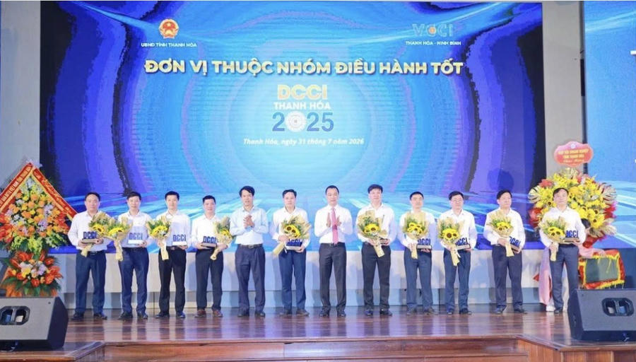 Đồng chí Trịnh Tiến Dũng, Phó bí thư Đảng uỷ, Chủ tịch UBND phường Sầm Sơn nhận biểu trưng đơn vị thuộc nhóm điều hành tốt (DCCI) năm 2025 vào sáng 31/7/2026