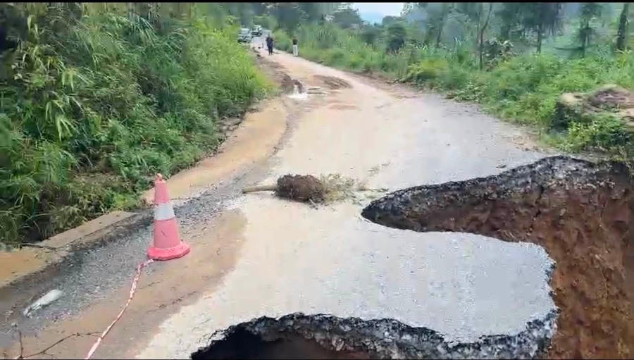 Mưa lớn gây sạt lở, chia cắt đường giao thông tại xã Lùng Tám.