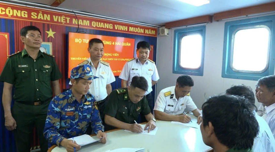 Bàn giao các ngư dân cho chính quyền địa phương tỉnh Quảng Ngãi. Ảnh: Vùng 4 Hải quân