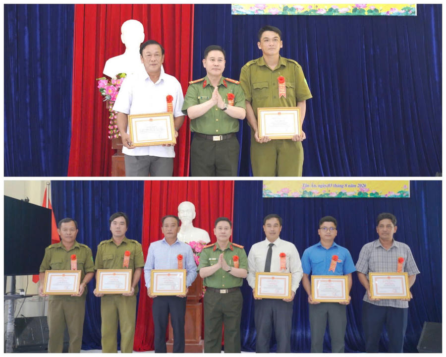 Đại tá Lê Mạnh Hùng - Phó Giám đốc Công an tỉnh Cà Mau, trao Giấy khen cho 2 tập thể và 6 cá nhân và có thành tích xuất sắc trong phong trào toàn dân bảo vệ an ninh Tổ quốc năm 2026.