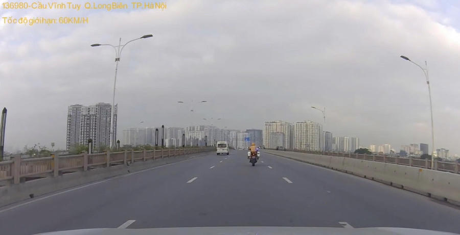 Hình ảnh cán bộ CSGT dẫn đường.