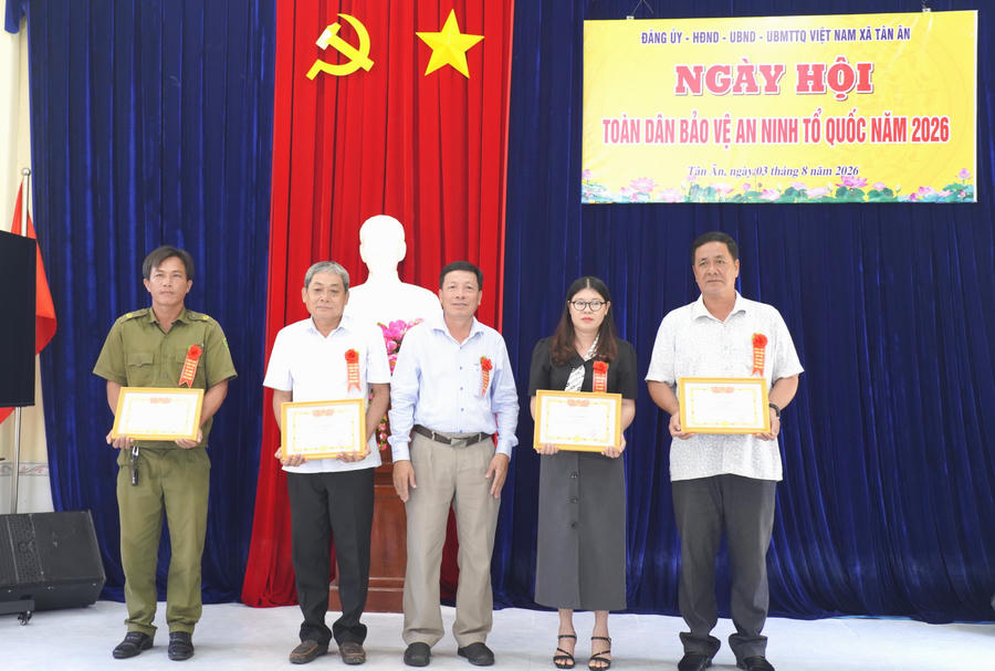Ông Đoàn Trường Giang - Bí thư Đảng ủy, Chủ tịch HĐND xã Tân Ân, trao Giấy khen cho các tập thể có thành tích trong phong trào toàn dân bảo vệ an ninh Tổ quốc.