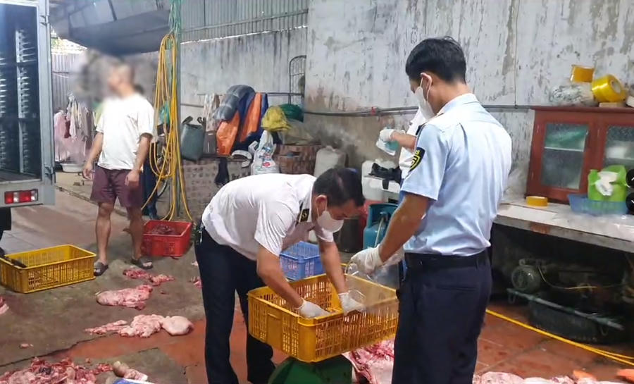 Cơ quan chức năng kiểm tra cơ sở. Ảnh: DMS