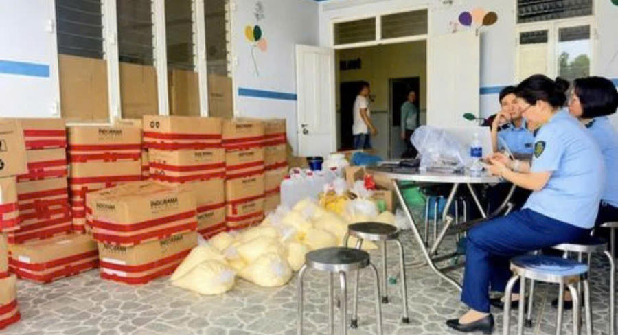Đội Quản lý thị trường số 2 kiểm tra cơ sở sản xuất mỹ phẩm ở xã Phù Cát. 