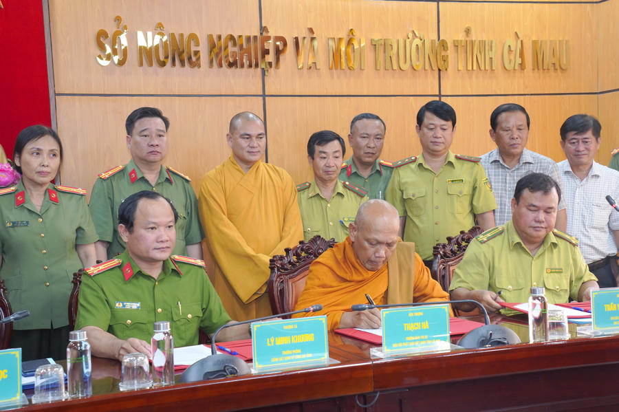 Phòng Cảnh sát kinh tế Công an tỉnh Cà Mau vừa ký kết quy chế phối hợp trong công tác tuyên truyền, đấu tranh và xử lý vi phạm pháp luật về bảo vệ động vật hoang dã, nguồn lợi thủy sản trên địa bàn (Ảnh: Hữu Đệ).