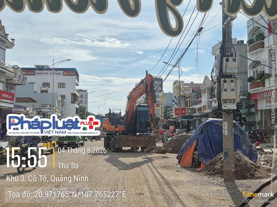 Nhiều đoạn hố ga bị đứt gãy, đá lát vỉa hè bị vỡ trong quá trình thi công. Tại đoạn đường khu 3 du khách còn ngán ngẩm khu đơn vị thi công không tổ chức phân luồng, không có biển cảnh báo, thậm chí chính người lao động cũng không được trang bị thiết bị bảo hộ khi thi công