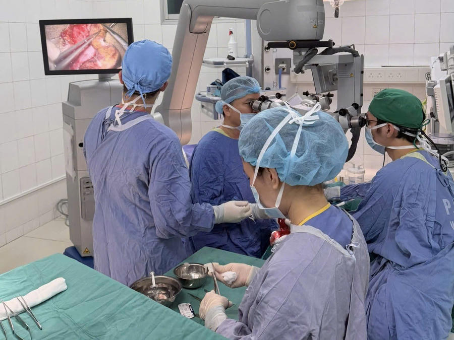 TS.BS Đào Văn Giang cùng ê-kíp phẫu thuật
. (Ảnh: Bệnh viện Hữu nghị Việt Đức)