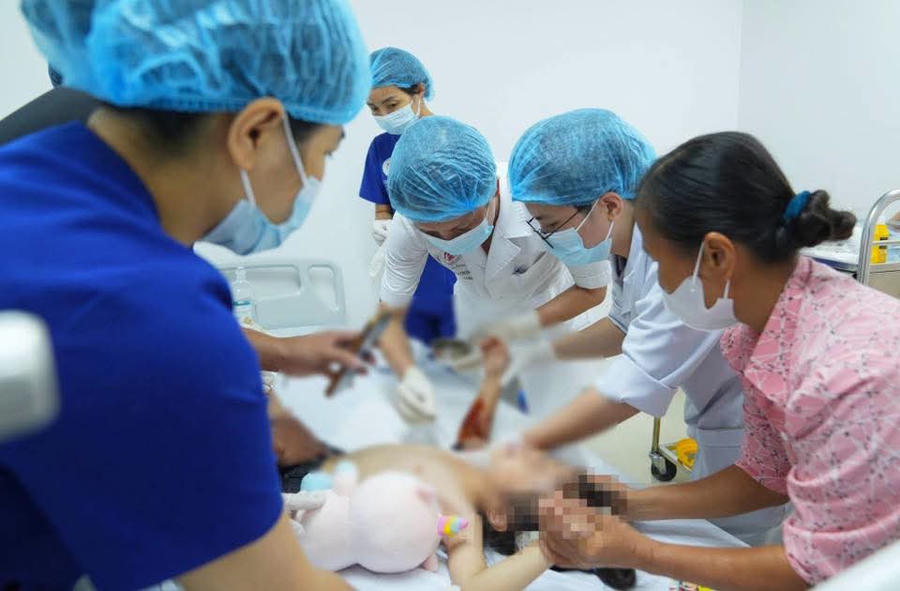 Các bác sĩ, y tá đang rửa vết thương cho bệnh nhi.
