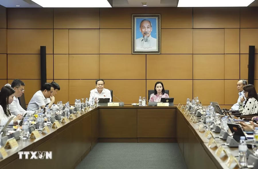 Đại biểu Quốc hội TP HCM họp tại tổ - Ảnh: TTXVN