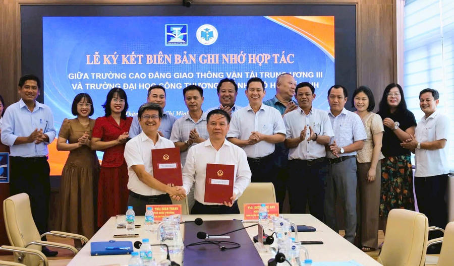 HUIT và Trường Cao đẳng Giao thông Vận tải Trung ương III hợp tác toàn diện đào tạo liên thông nhóm ngành cơ khí, điện tử, kinh tế và đào tạo ngắn hạn. 