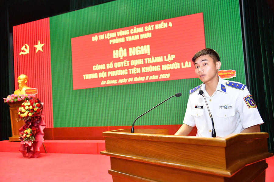 Đại diện cán bộ Trung đội phương tiện không người lái, Phòng Tham mưu, Bộ Tư lệnh Vùng Cảnh sát biển 4 phát biểu tại hội nghị.