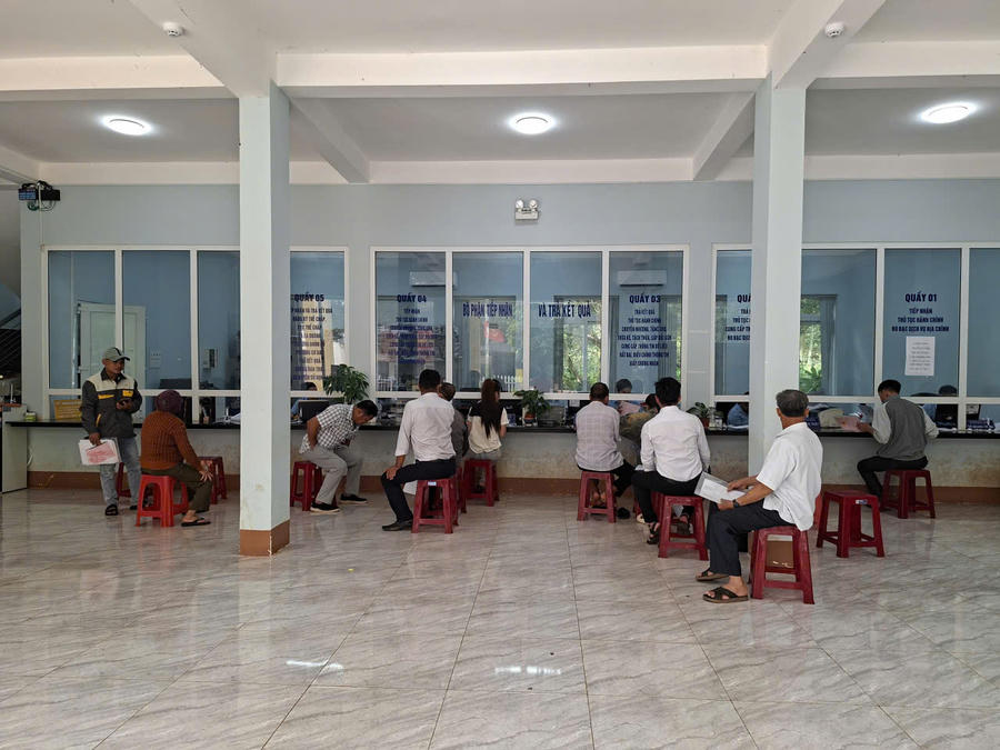 Người dân thực hiện các thủ tục đất đai tại Văn phòng Đăng ký Đất đai tại Chi nhánh Buôn Hồ