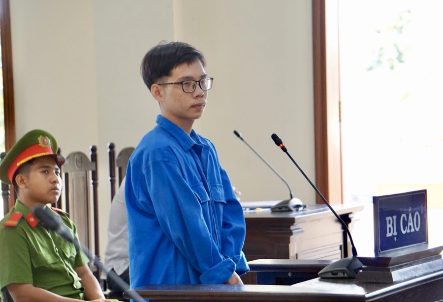 Bị cáo Lê Minh Tân, cựu kế toán Bưu điện TP Sóc Trăng bị tuyên 13 năm tù vì lừa đảo chiếm đoạt tiền chi trả lương hưu, người có công (Ảnh: Thành An).