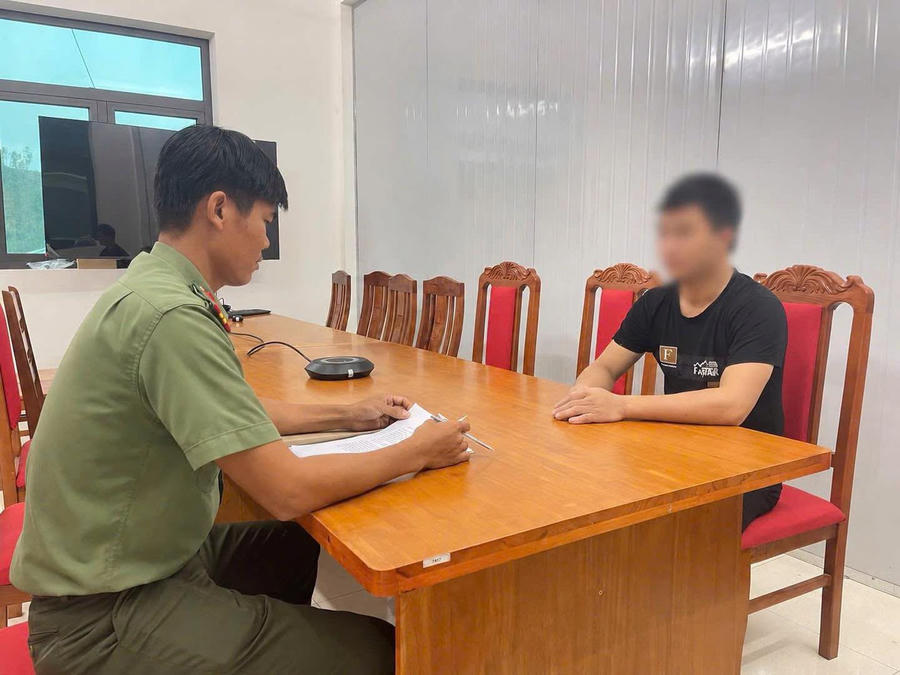 Cơ quan công an làm việc với H.V.D (Ảnh: Công an Tuyên Quang).