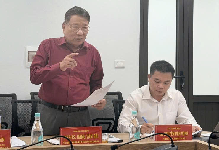PGS.TS Đặng Văn Bài, Phó Chủ tịch Hội đồng Di sản Văn hóa Quốc gia tham góp ý kiến tại hội thảo.