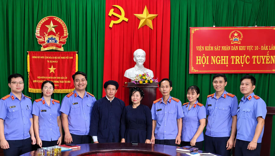 Cha mẹ các bé bị gây thương tích cảm ơn Viện Kiểm sát nhân dân khu vực 10 - Ảnh: Xuân Cương